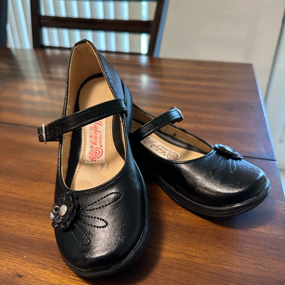 New Girls Dress Shoes with Floral Accent Size 2